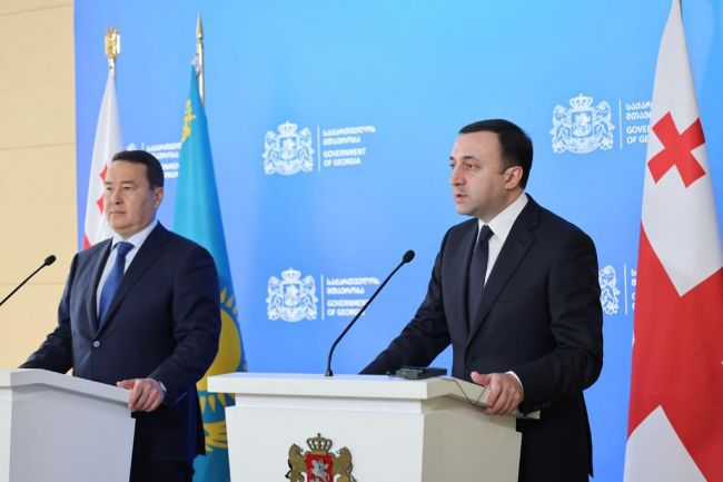 Премьер-министры Казахстана и Грузии Алихан Смаилов (слева) и Ираклий Гарибашвили