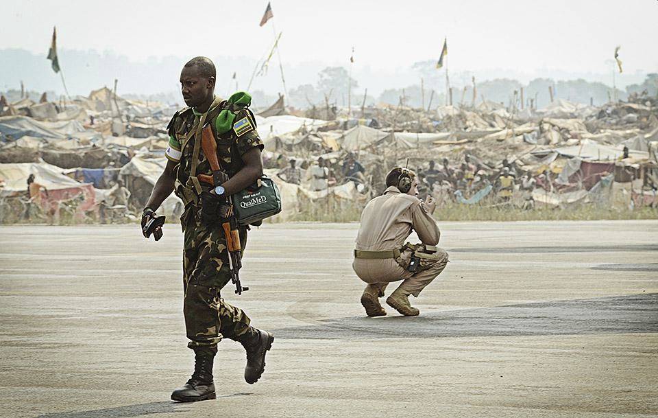 Руандский военный выходит из самолета ВВС США C-17 рядом с лагерем беженцев в международном аэропорту Банги Мпоко, ЦАР. 19 января 2014 г.