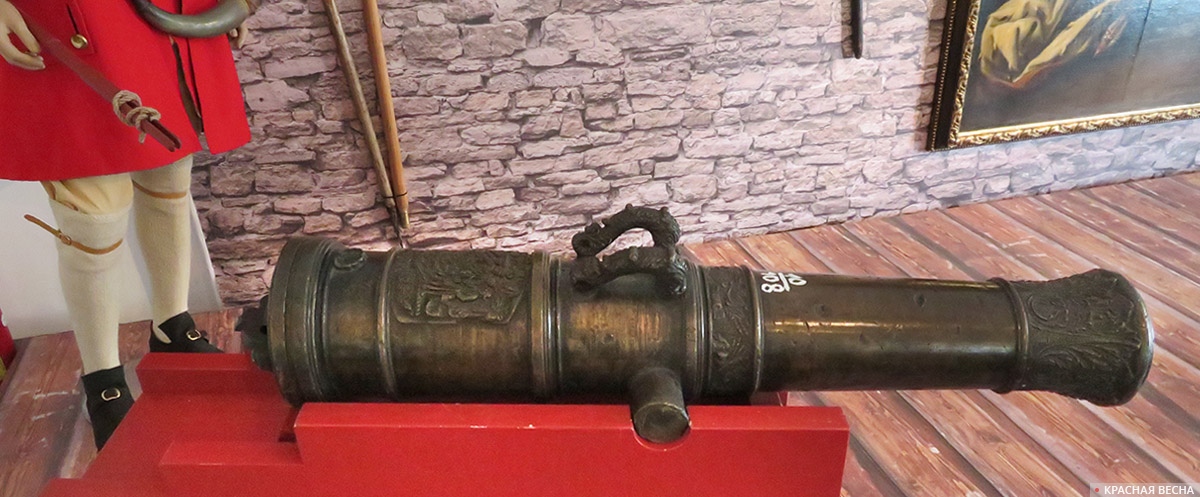 Пушка, на которой отлит герб любимца Петра I княза Александра Меньшикова