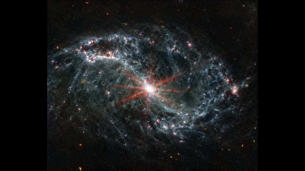 Спиральные рукава NGC 7496 заполнены кавернозными пузырями, в которых молодые звезды выделяют энергию