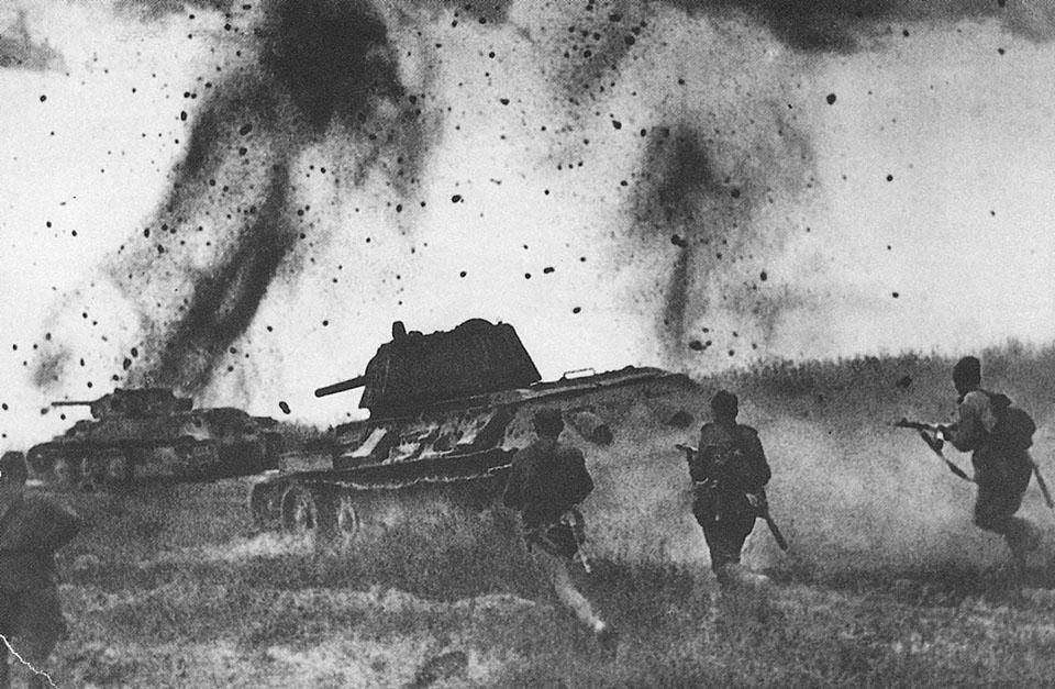 Танки Т-34-76 поддерживают атаку пехоты на Курской дуге. Август 1943 г.