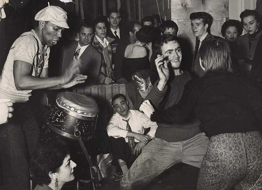 Битники, слушающие музыку. Нью-Йорк. 1959