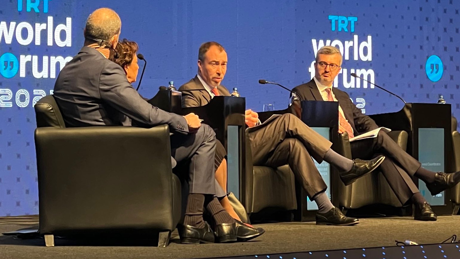 Третий слева — спецпредставитель Евросоюза по Южному Кавказу Тойво Клаар, Всемирный форум TRT World Forum 2022
