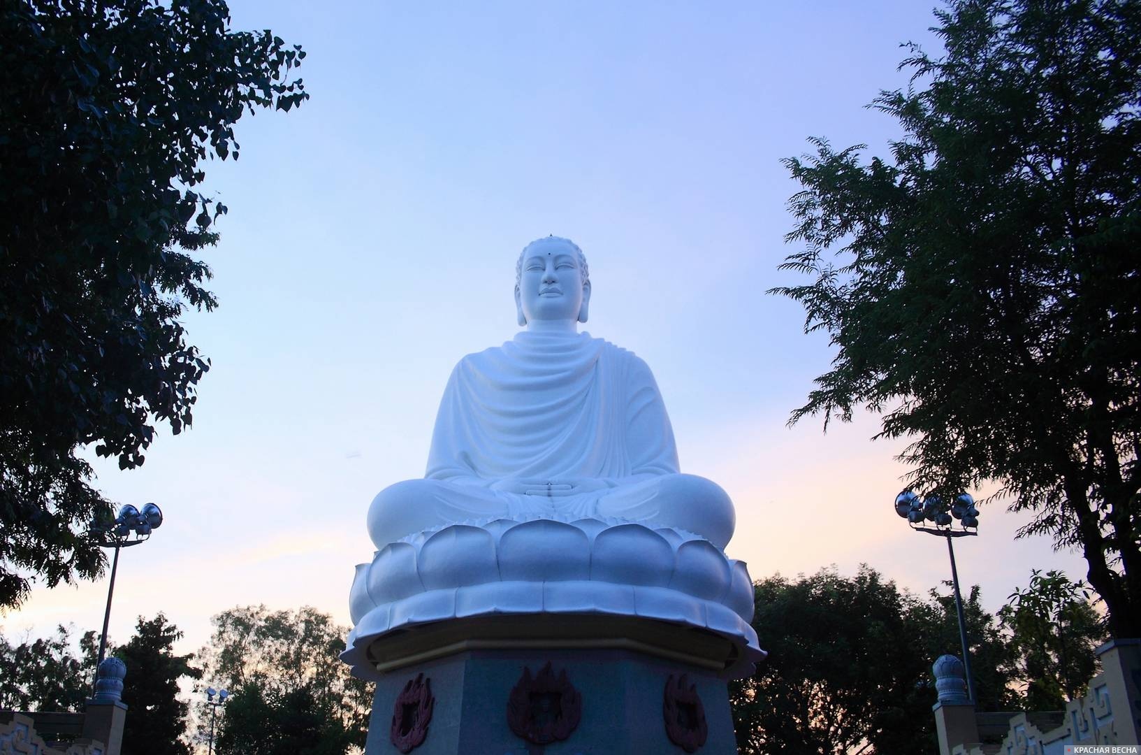Статуя белого Будды в Нячанге. Вьетнам