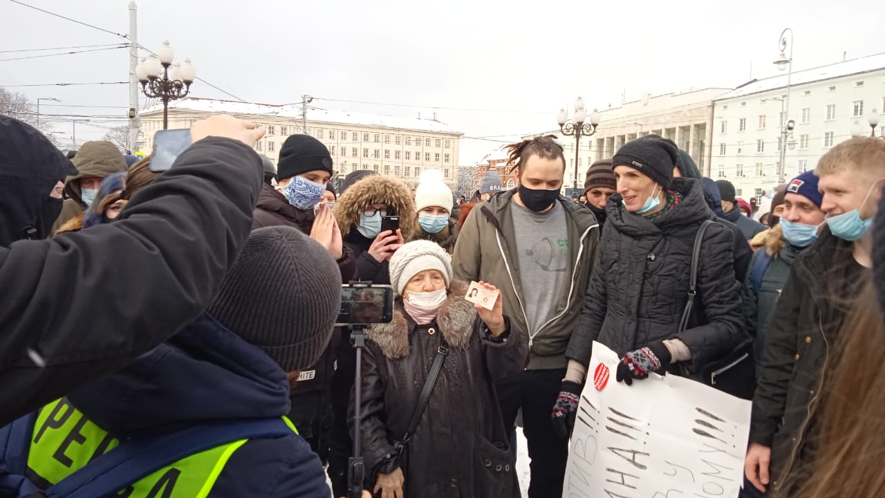 Пожилая женщина обращается к участникам несанкционированного митинга. Калининград