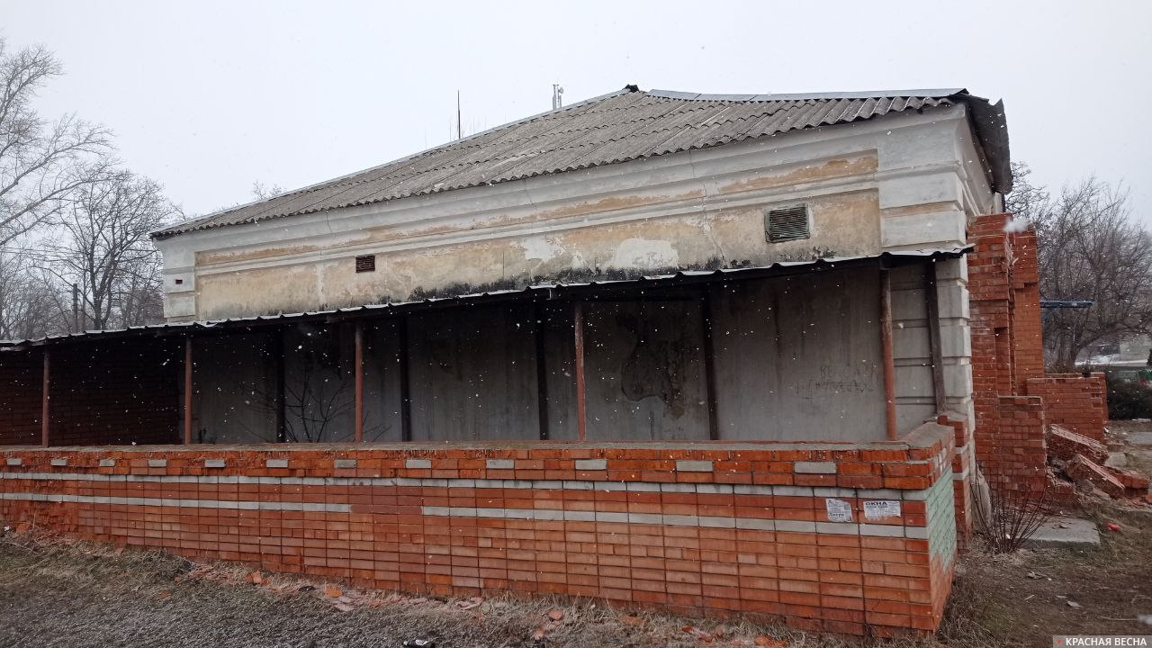 Здание в селе Новая Астрахань в ЛНР