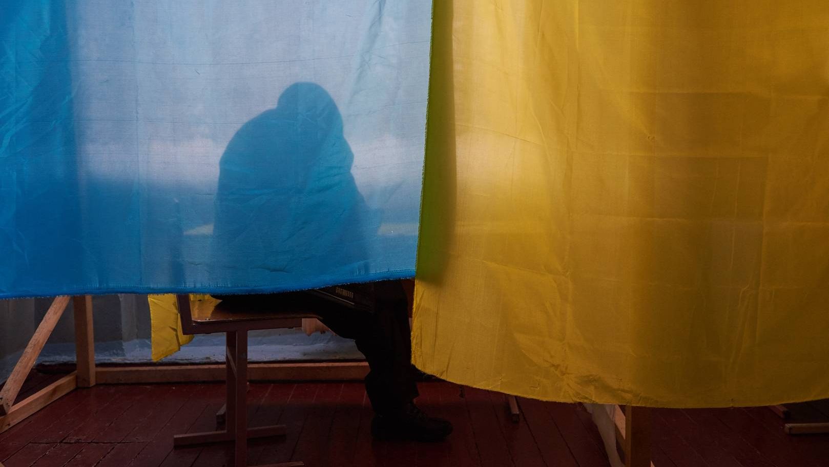 В кабинке для голосования. Выборы на Украине