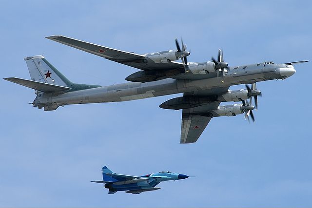 Ту-95 в сопровождении истребителя