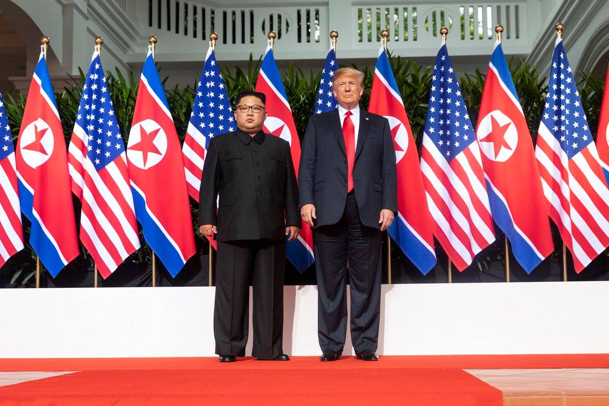 Ким Чен Ын и Трамп во время саммита в Сингапуре