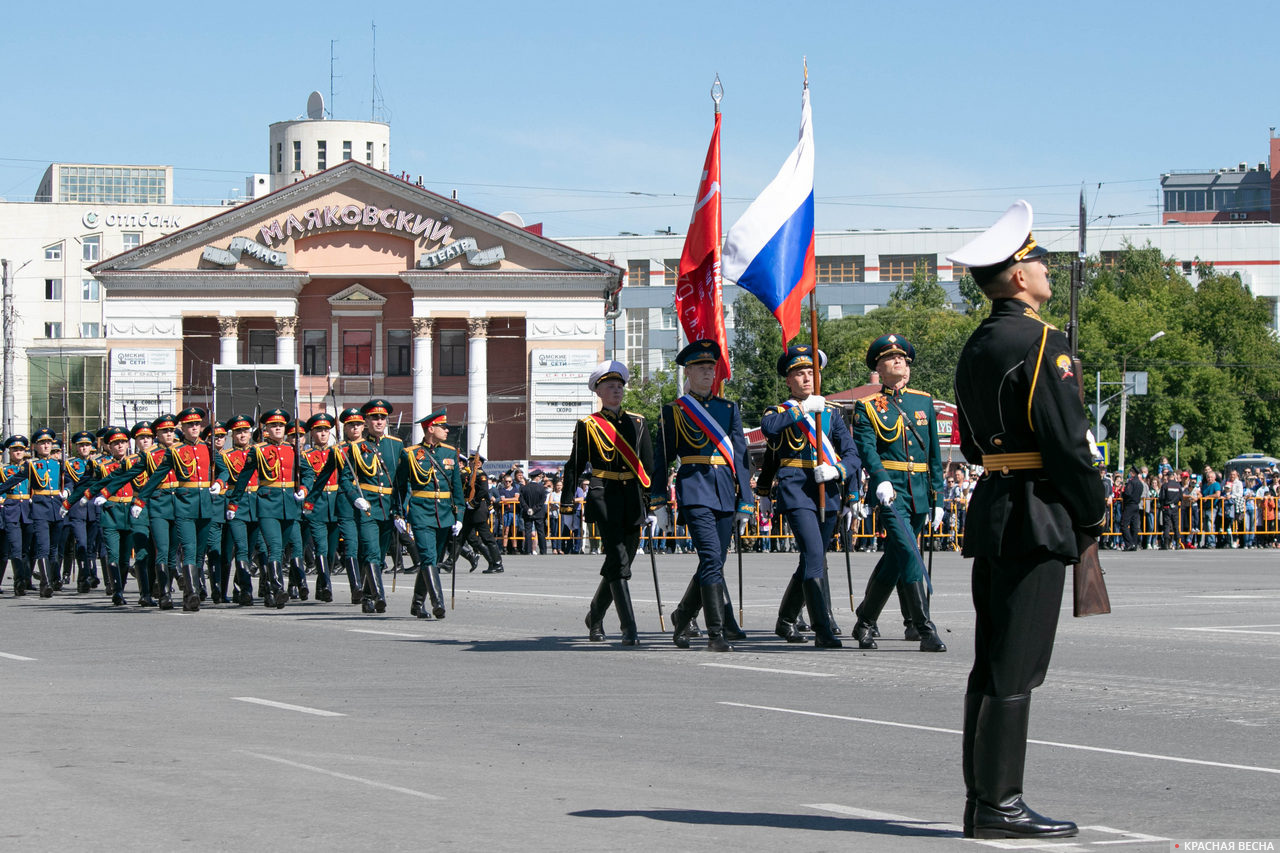 Парад войск Омского гарнизона открывает рота почетного караула Омского автобронетанкового инженерного института
