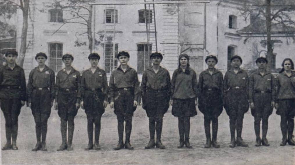 Группа колонистов-горьковцев в строю. 1927–1928