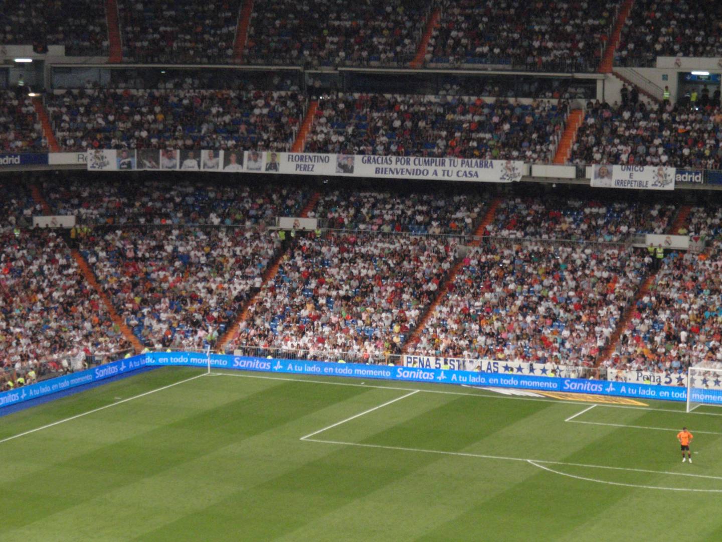 Баннер с благодарностью Флорентино Пересу во время матча Реал Мадрид — Русенборг