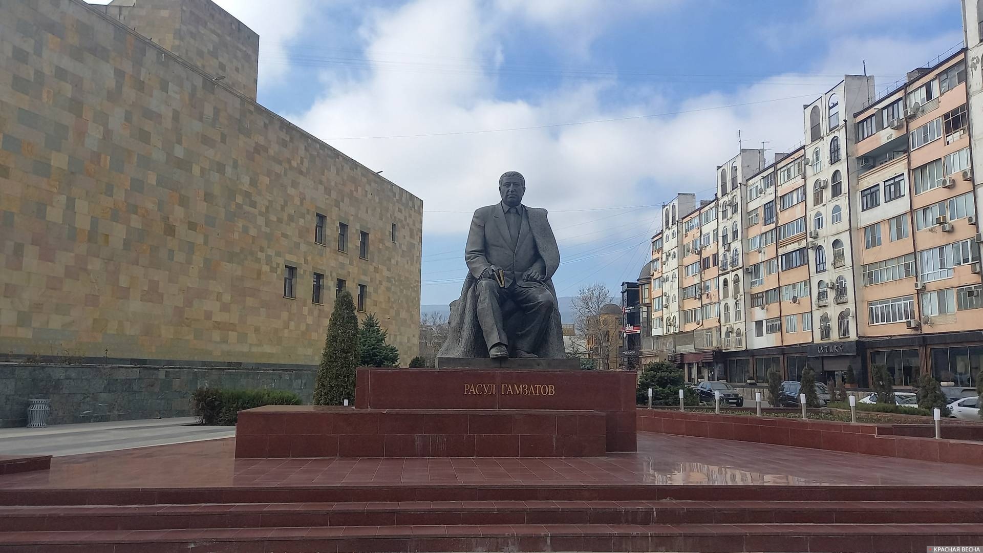 Памятник народному поэту Дагестана Расулу Гамзатову в Махачкале