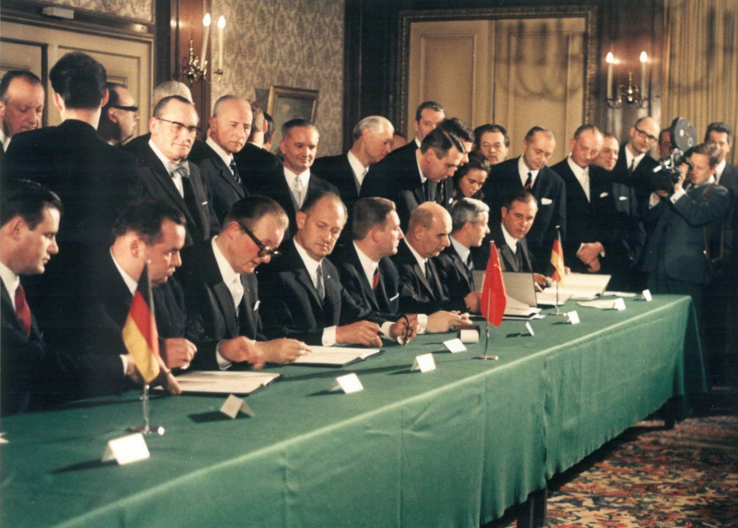 Подписание первого контракта на поставки природного газа из СССР в ФРГ. Эссен (Германия). 1 февраля 1970 года