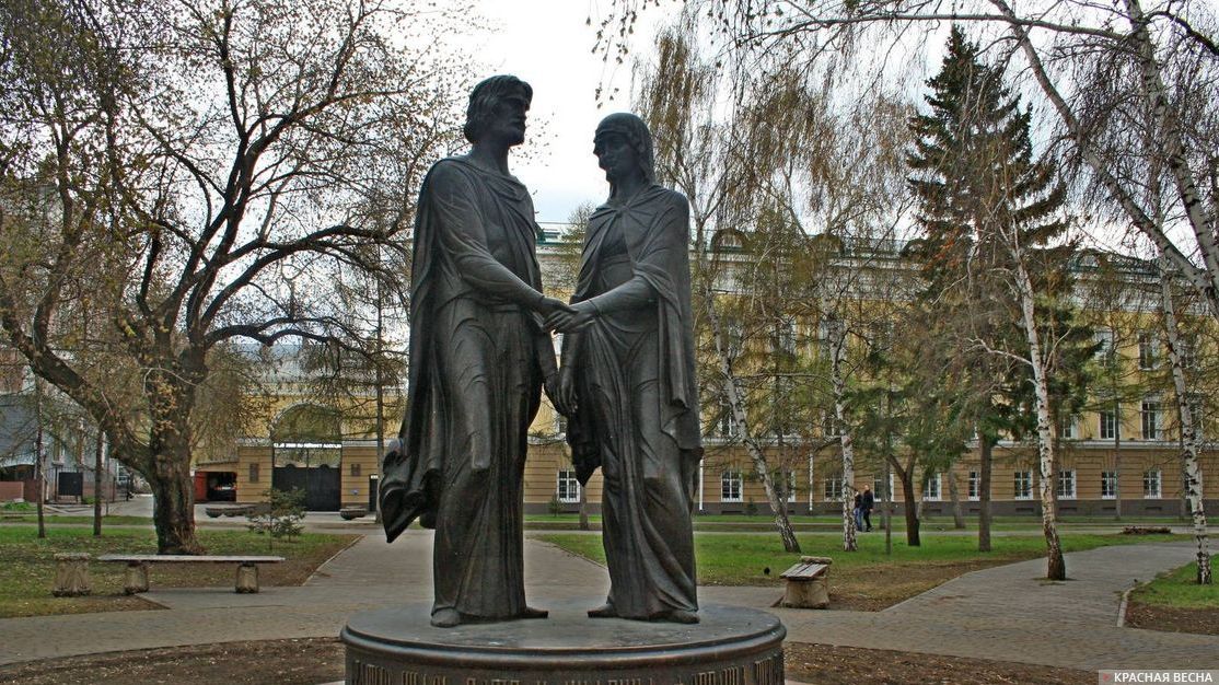Памятник Петру и Февронии. Омск