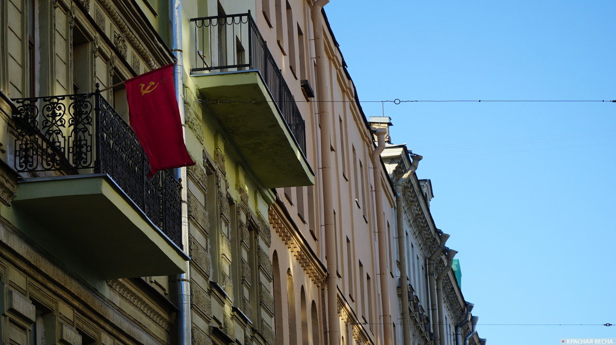 Красное знамя на балконе в Финском переулке. Санкт-Петербург. 7 ноября 2020 года