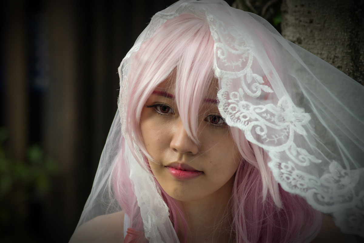 Фотография косплей-модели с белой фатой, свадебным платьем и розовыми волосами. Petit Fantasy