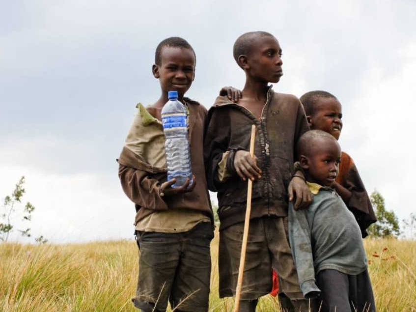 Дети с бутылкой воды. Африка
