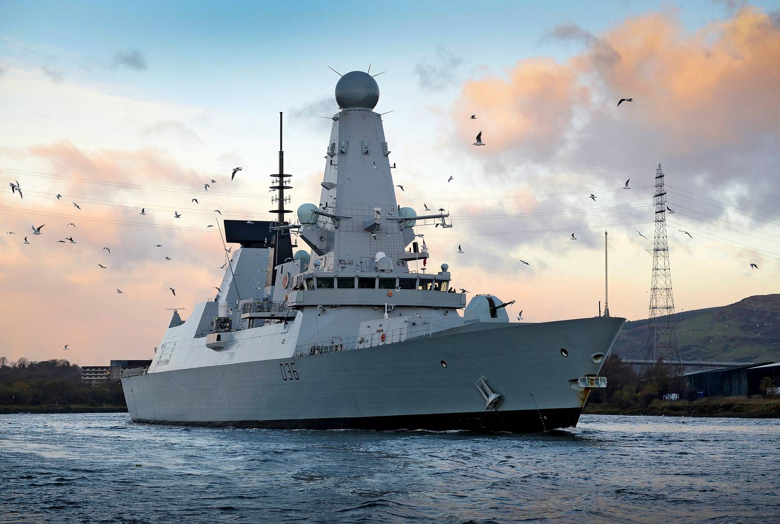 Британский корабль «HMS Defender (D36)»