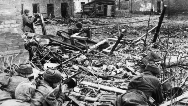 Советские солдаты ведут бои на подступах к Сталинграду.1942