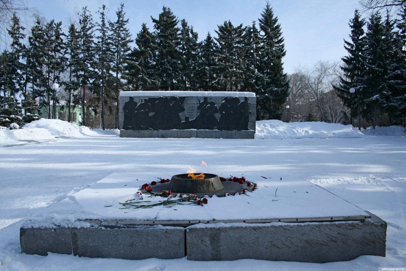 Вечный огонь и братская могила героев подполья в Мемориальном сквере памяти Борцов Революции. Омск