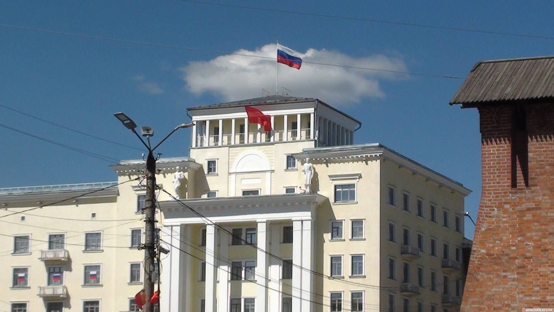 Флаги на здании в Смоленске