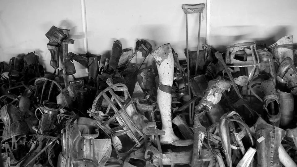Изъятые протезы у уничтоженных людей. концлагерь «Аушвиц-Биркенау»