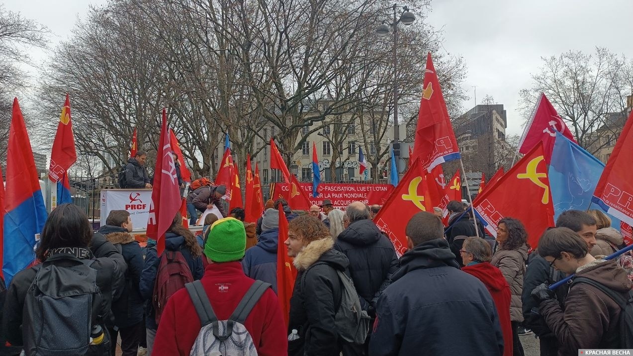 Памятная акция французских коммунистов в честь 80-летия победы СССР под Сталинградом на площади Сталинградской битвы в Париже. 4 февраля 2023 года.