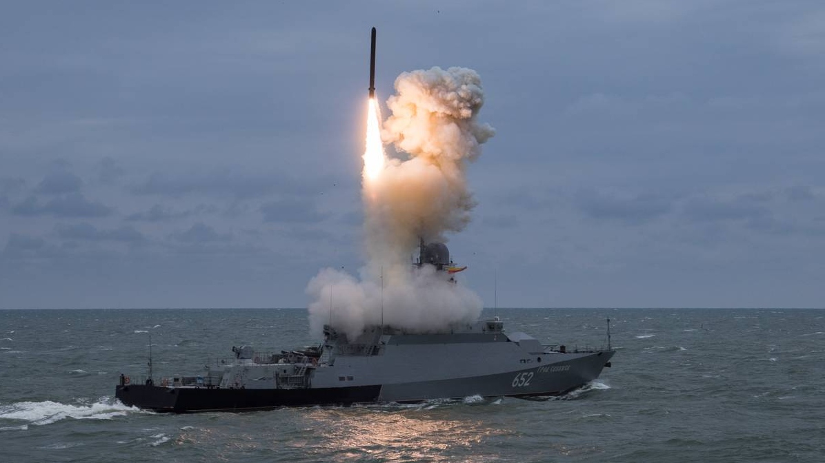 Запуск крылатой ракеты «Калибр» морского базирования