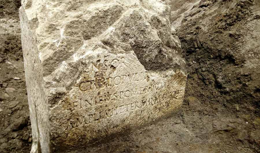 Пограничный камень, найденный в Риме в июне 2021 года