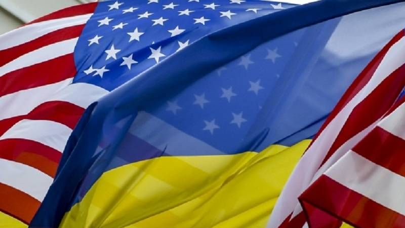 Флаги Украины и США