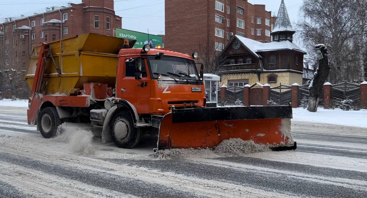 Спецтехника на расчистке улиц Томска от снега
