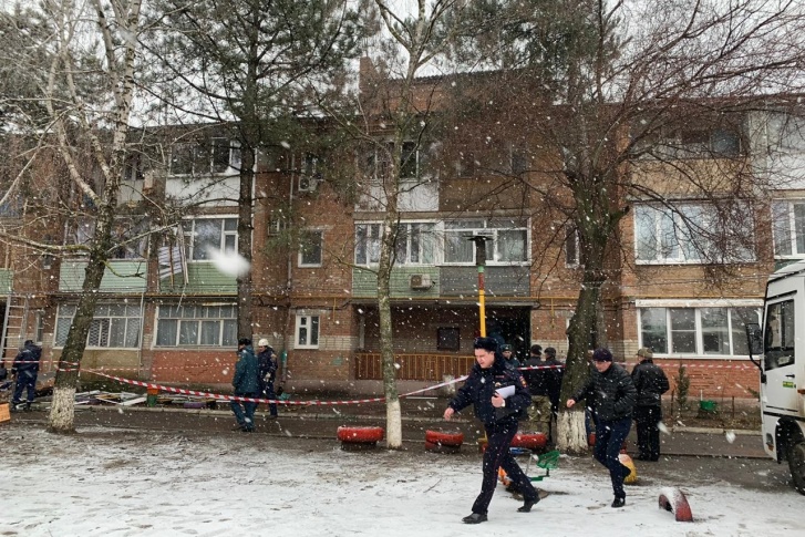 На месте взрыва бытового газа в Азове