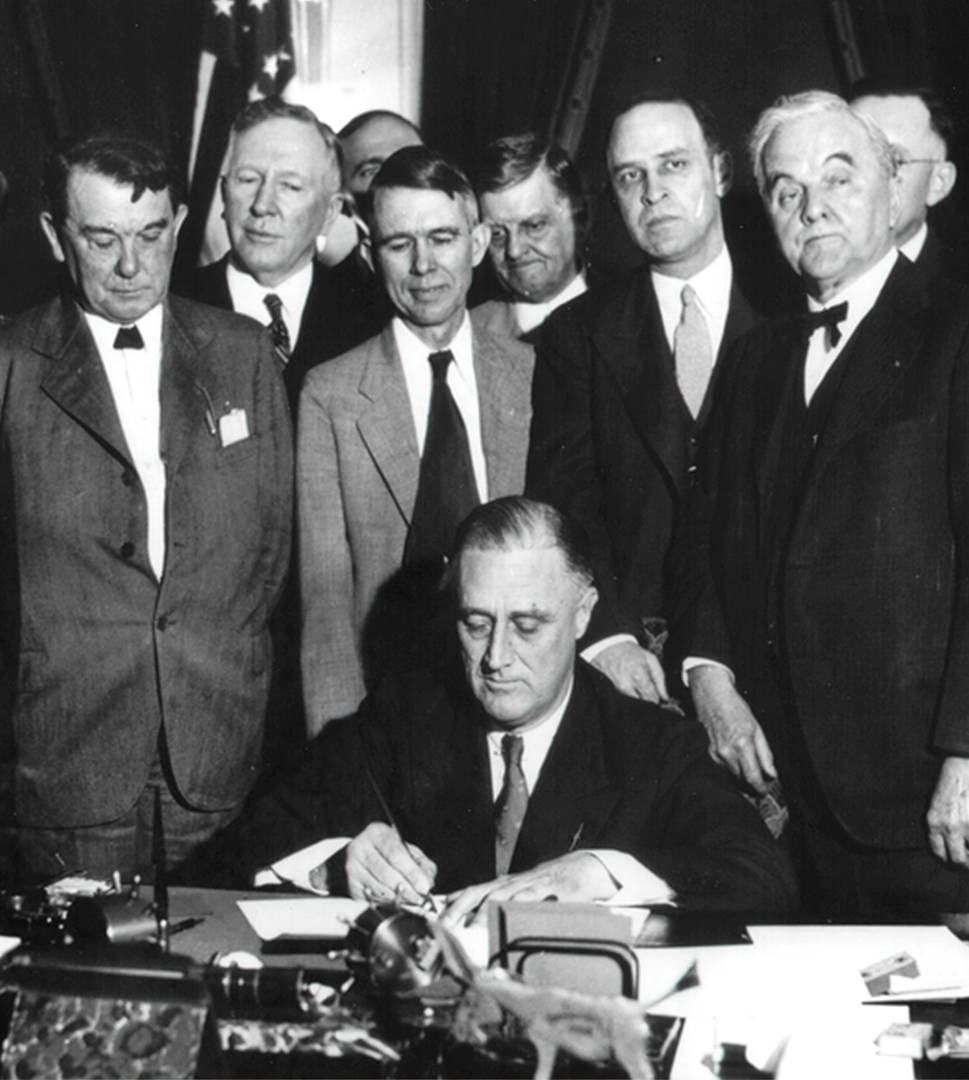 Президент США Франклин Д. Рузвельт подписывает закон о TVA, в соответствии с которым была создана администрация долины Теннесси. 1933