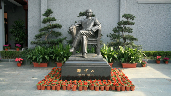 Статуя Сунь Ят-сена в его доме в Шанхае