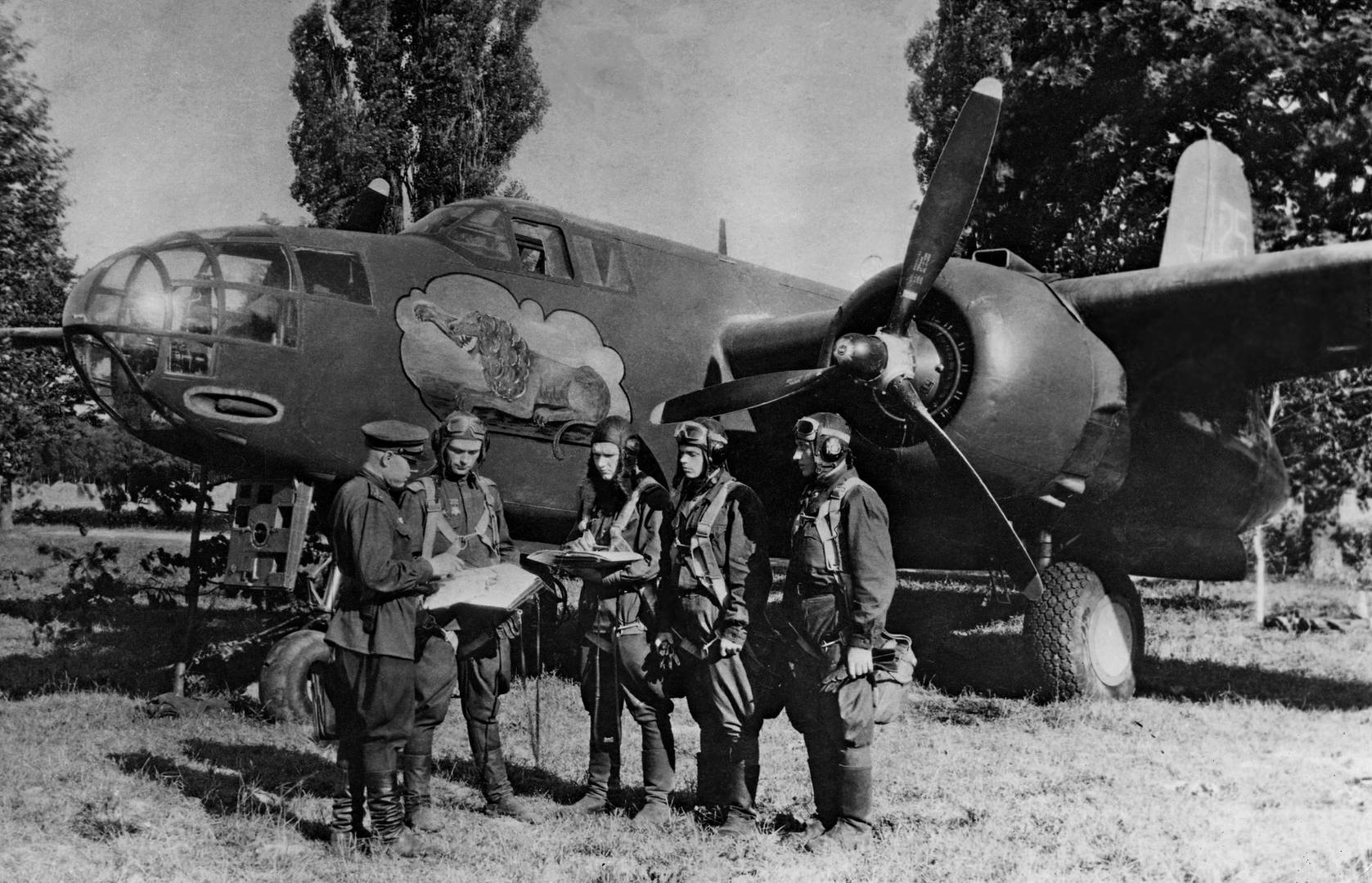 Постановка задачи экипажу бомбардировщика A-20B из состава 3-й эскадрильи 8-го ГБАП. 1-й Белорусский фронт. 1944