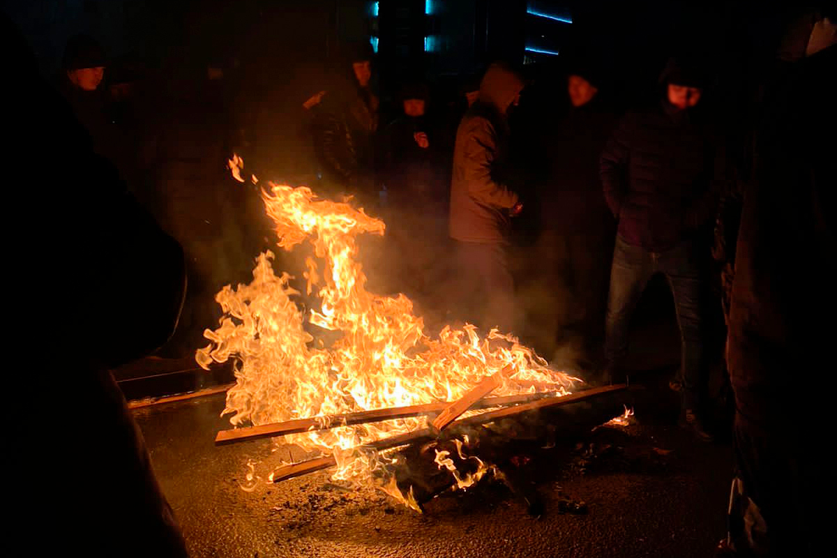 Протестующие в Актобе греются у костра