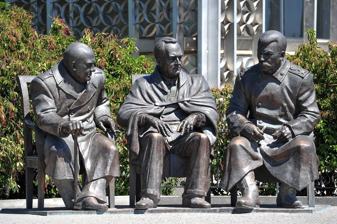 «Трехсторонний саммит». Памятник Сталину, Рузвельту и Черчиллю в Ливадии. Крым