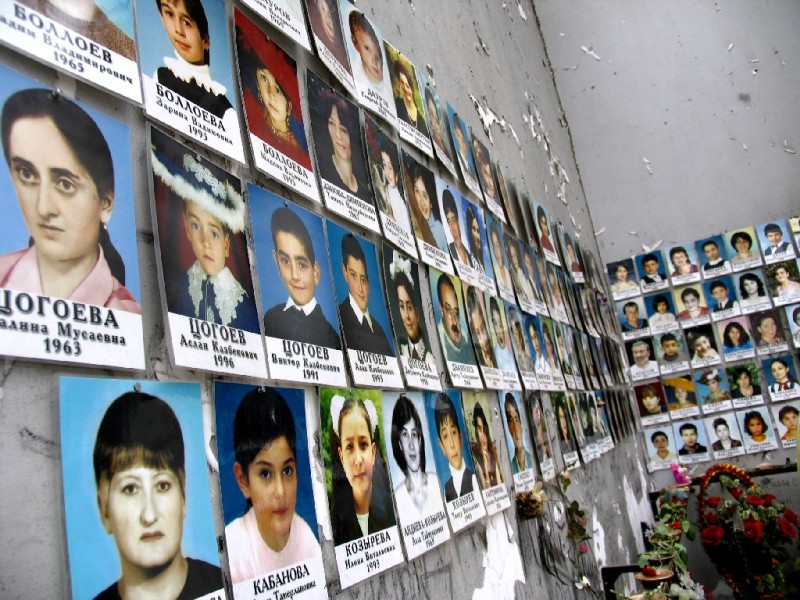 Фотографии жертв захвата заложников в бесланской школе 2004 году