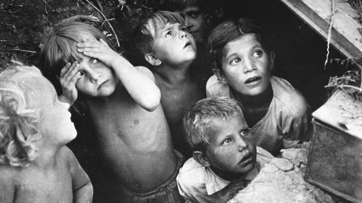 Дети прячутся от бомбящих немецких самолетов в укрытии на окраине Кишинева. 1941