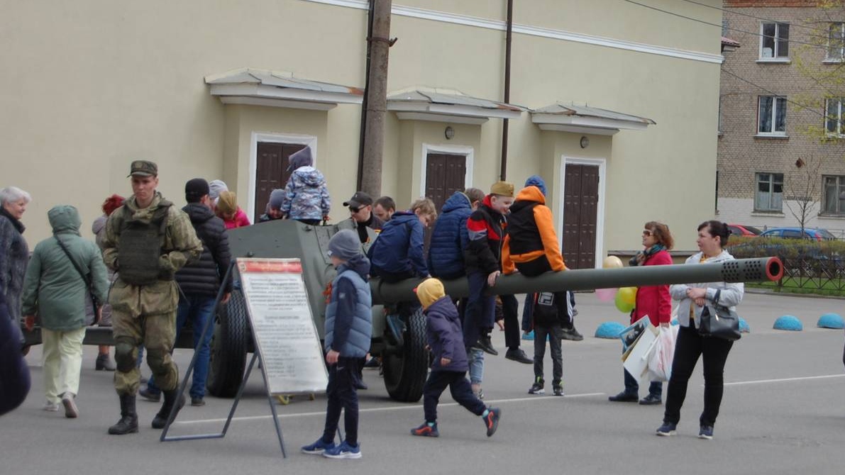 Дети города воинской славы Луга знакомятся с артиллерийскими орудиями