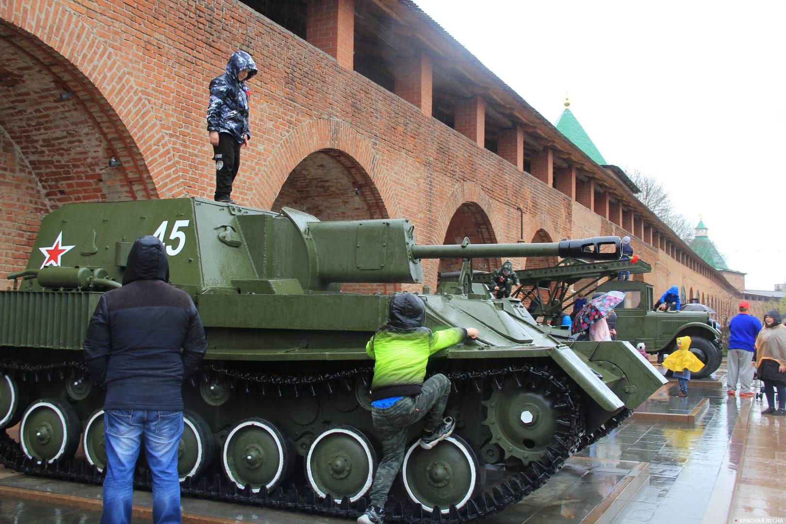 Военная техника у стен Нижегородского кремля