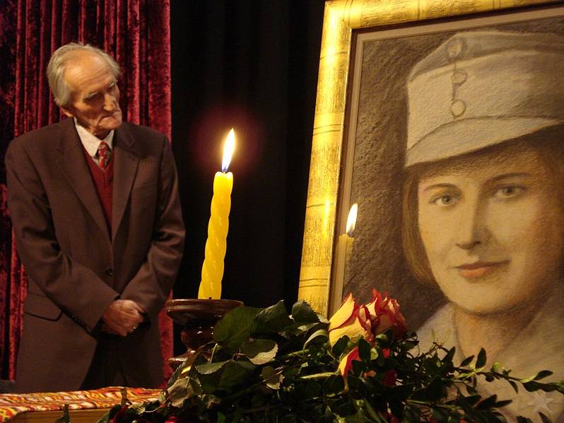 Ярослав Дашкевич смотрит на портрет матери, Елены Степанив