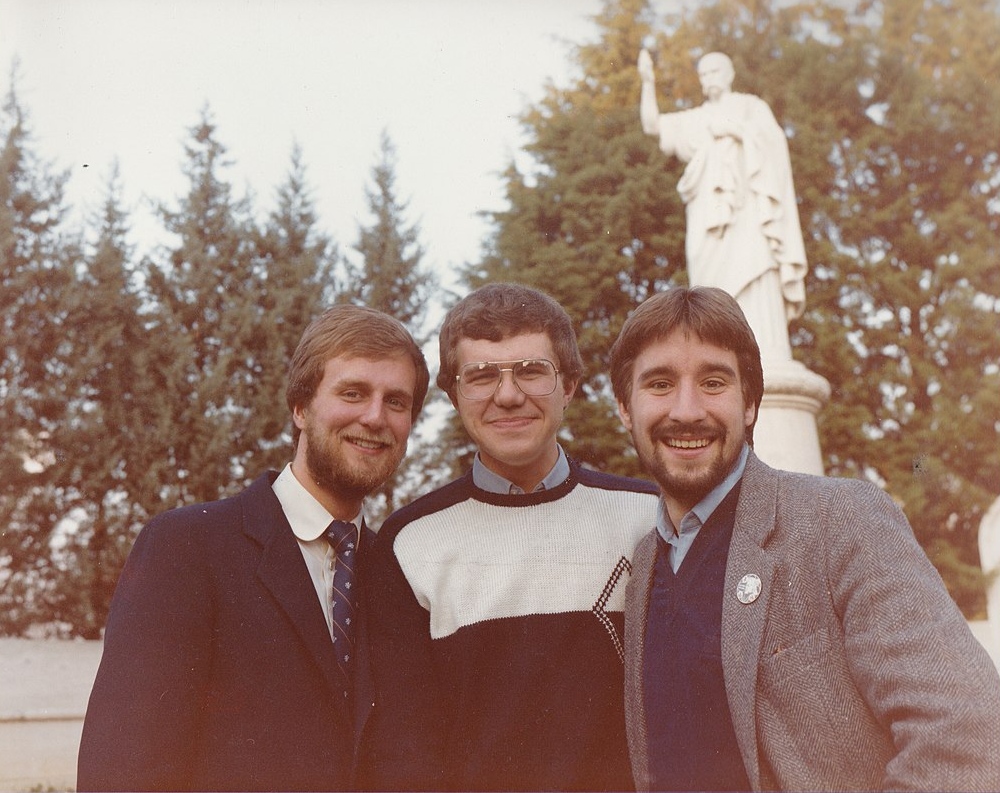 Борис Гудзяк (слева) и Михаил Димид (в центре) возле памятника Тарасу Шевченко в Риме. Май 1980
