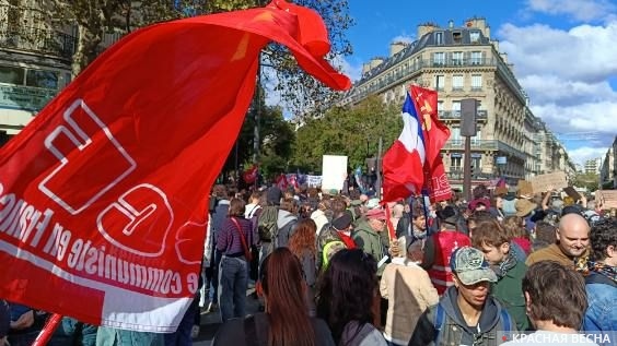 Рядом с французским триколором можно видеть флаг коммунистического движения PRCF («Полюс коммунистического возрождения во Франции») 