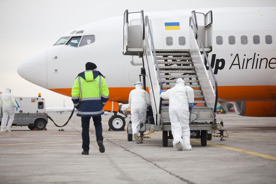 Самолет с эвакуированными из Китая гражданами Украины