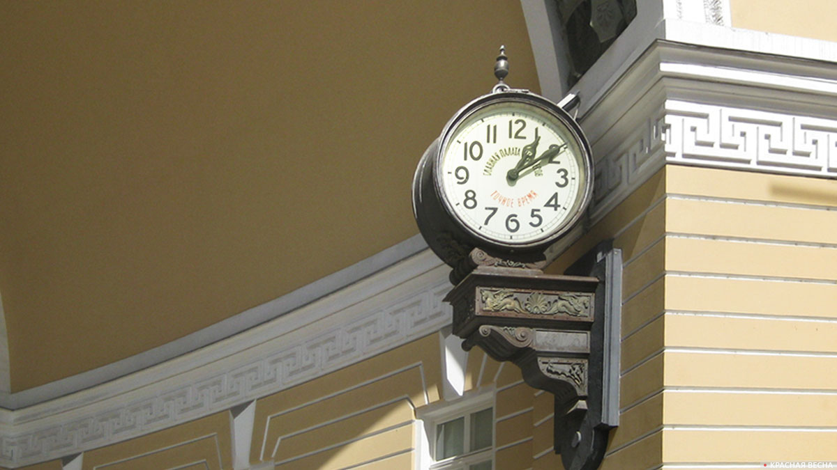 Часы на арке Главного штаба. Санкт-Петербург