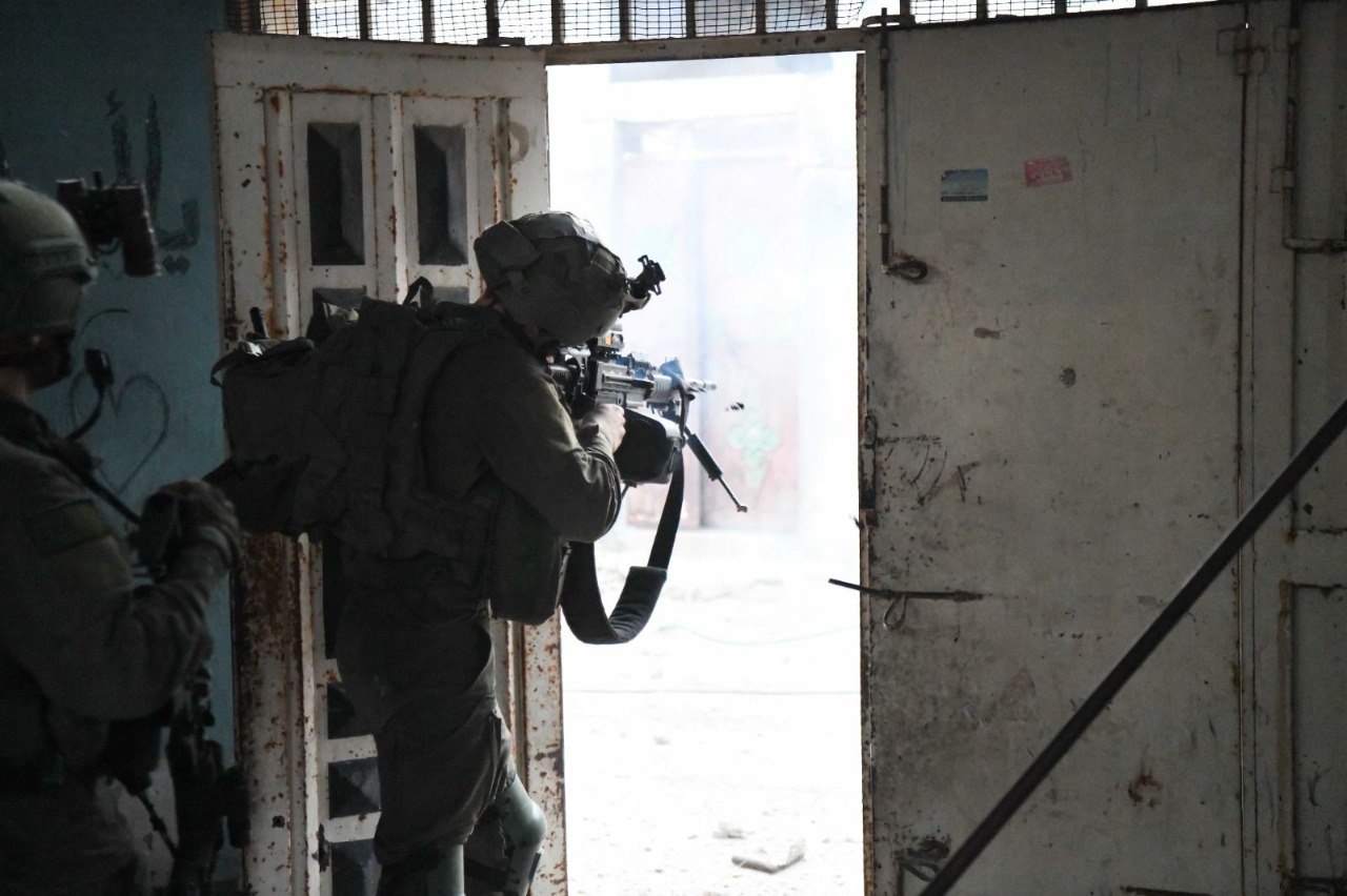 Солдаты ЦАХАЛ прочесывают район сектора Газа
