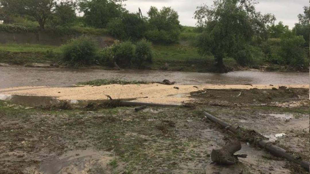 Поврежденный водопровод, идущий через реку Золка в Кабардино-Балкарии