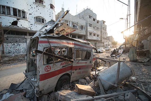 Разрушенная машина скорой помощи в секторе Газа